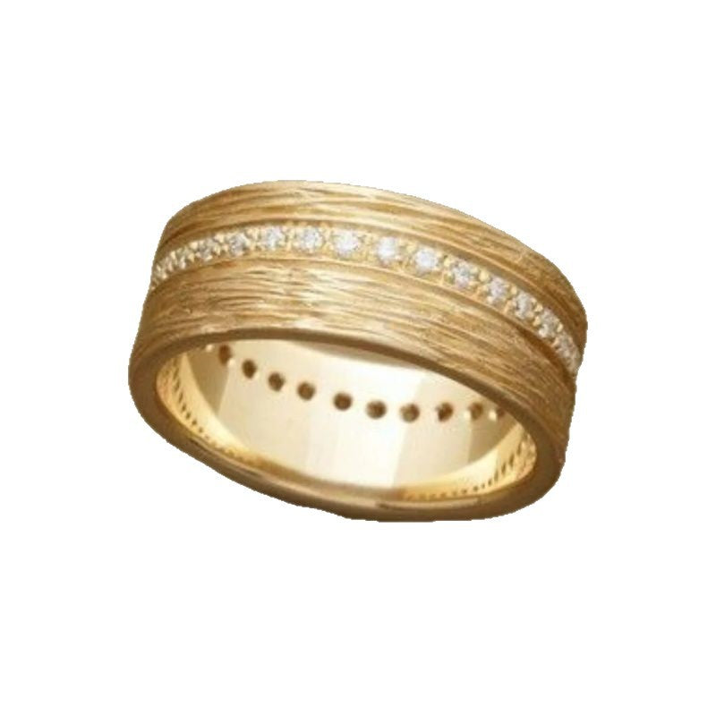 Delikatny rzemieślniczy Złoty Pierścionek