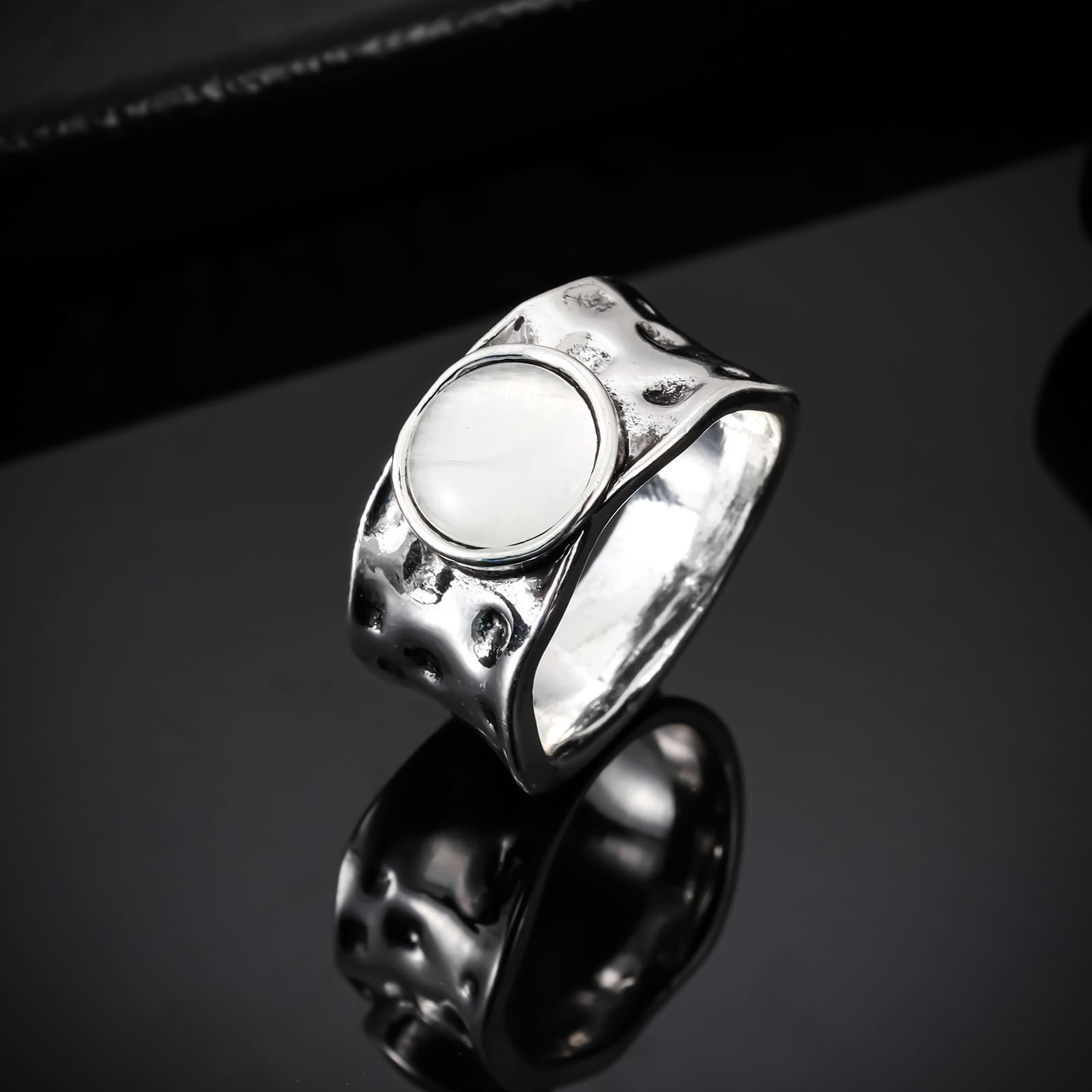 Klasyczny Pierścionek z ponadczasowym urokiem