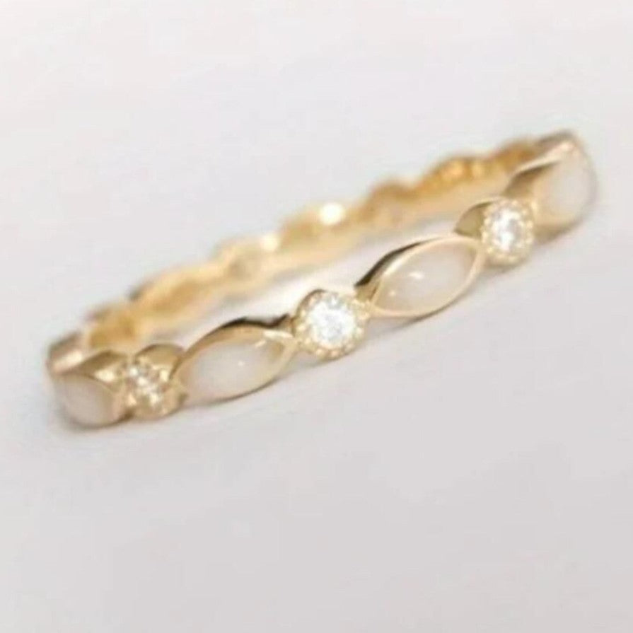 Klasyczny Złoty Pierścionek z ponadczasowym urokiem