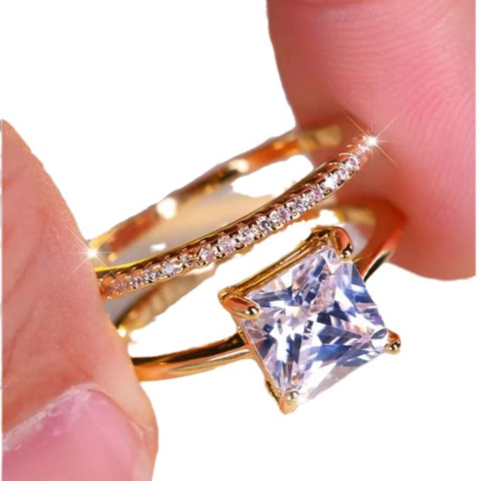 Delikatny rzemieślniczy Złoty Pierścionek